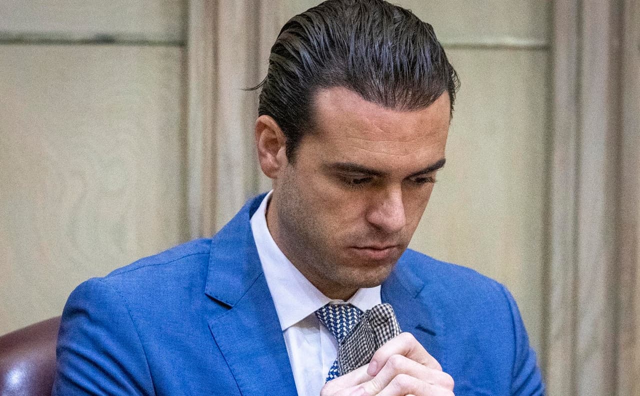 <b><a href="https://www.univision.com/noticias/estados-unidos/juicio-pablo-lyle-homicidio">El actor mexicano Pablo Lyle declarado culpable de homicidio involuntario </a></b>
<br>
<br>El actor mexicano Pablo Lyle fue declarado culpable de homicidio involuntario el 4 de octubre por un incidente ocurrido en 2019, cuando golpeó en una discusión de tránsito en la ciudad de Miami a un hombre de 63 años, quien murió en un hospital días después. El forense indicó que cuando fue examinado el cadáver del cubano se comprobó que había sufrido una hemorragia en la parte frontal y posterior de la cabeza.
<br>