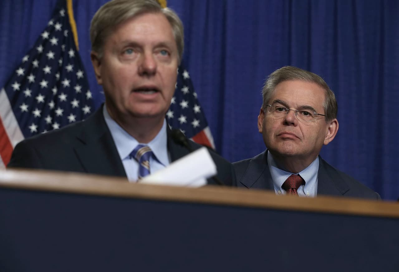 Senadores republicanos y demócratas preparan un plan para evitar la deportación de dreamers amparados por DACA