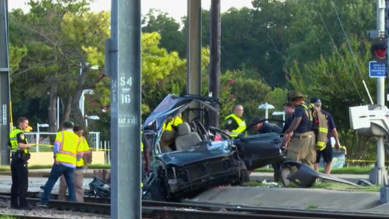 Este tipo de incidentes subraya 
<b>la importancia de respetar las señales de tránsito, especialmente en cruces ferroviarios</b>. Las autoridades recomiendan a los conductores 
<b>detenerse completamente cuando se aproxima un tren</b> y esperar hasta que sea seguro cruzar.