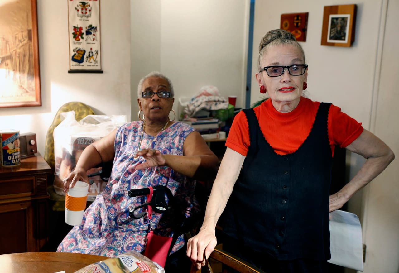 Pueden haber ataques físicos, pero las agresiones más comunes en la tercera edad tienen que ver más con 
<b>insultos, rumores, comentarios crueles, exclusión e intimidación</b>.