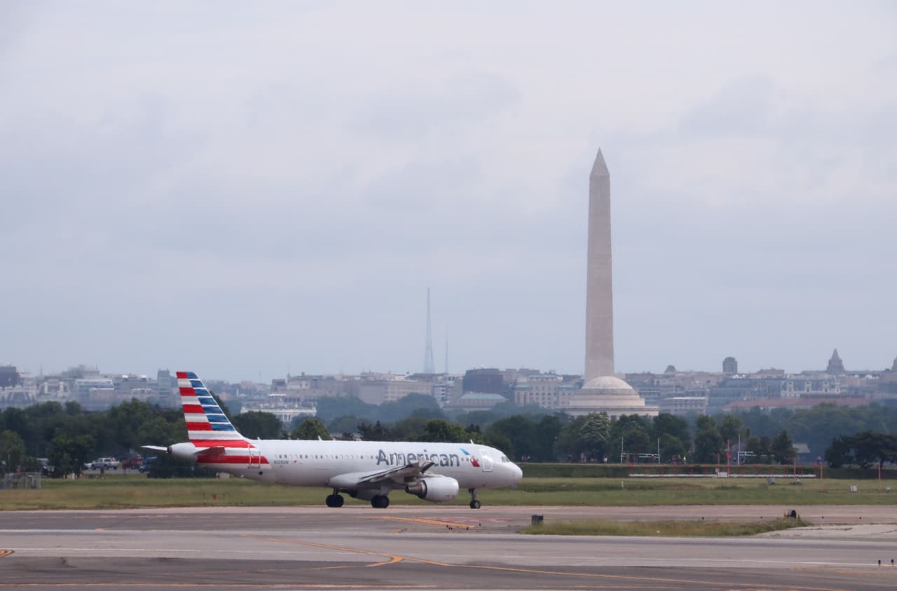 <b>Aeropuertos</b>
<br>Los aeropuertos son también territorios federales, así que las personas que acudan a ellos están más suceptibles a que un agente los interpele y les haga preguntas. Por eso, la recomendación de la abogada de inmigración Jessica Domínguez es que “más que evitar este espacio en caso de querer realizar vuelos nacionales, siempre se acuda con documentos verdaderos y en regla, porque de lo contrario tener documentos falsos sí los puede poner más en riesgo”.
<br>