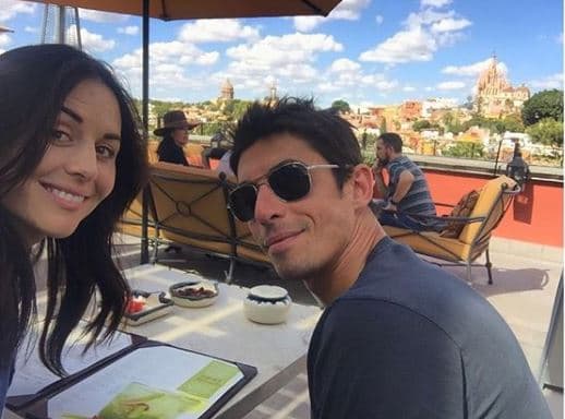 Por su parte, Zuria Vega no publicó ningún mensaje al respecto, sin embargo, mostró su apoyo haciendo retuit a las publicaciones de su esposo, con quien se casó en noviembre de 2014.