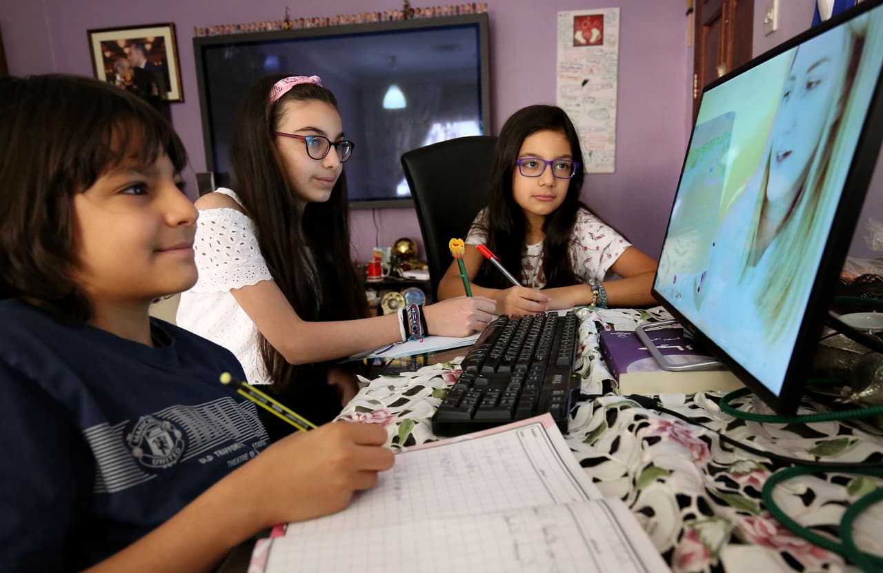 Los estudiantes deberán cumplir con los estándares de las clases presenciales.