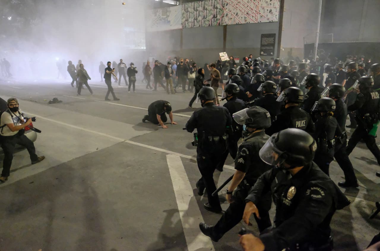 Miembros de las fuerzas antimotines fueron desplegados para dispersar a la muchedumbre.