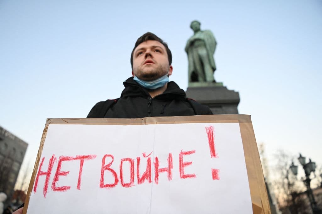 <b>"¡No a la guerra!",</b> se lee en la pancarta de este ciudadano ruso que manifestó junto a decenas de personas en la Plaza Pushkinsaya, en Moscú, este 24 de febrero de 2022. El jueves por la madrugada, Rusia atacó al menos nueve regiones de Ucrania. Al menos 50 personas han fallecido tras los bombardeos.