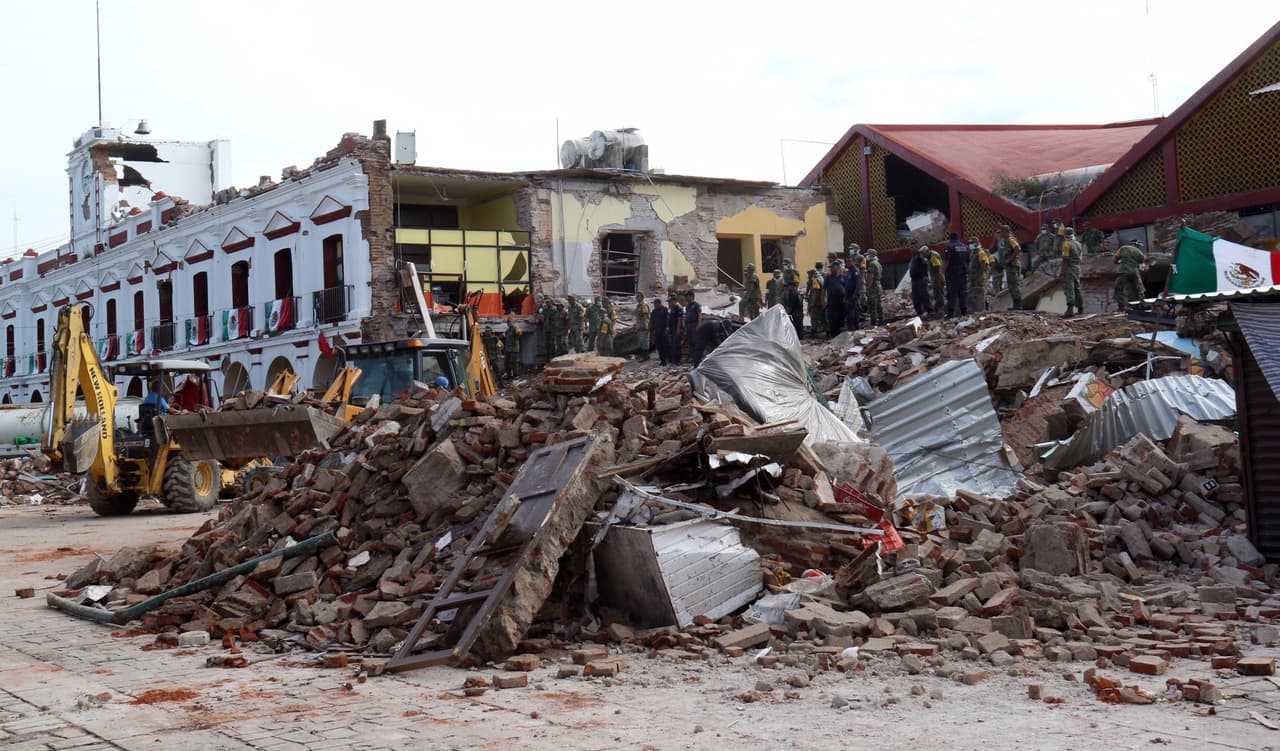 Soldados mexicanos remueven los escombros de una construcción en Juchitán.