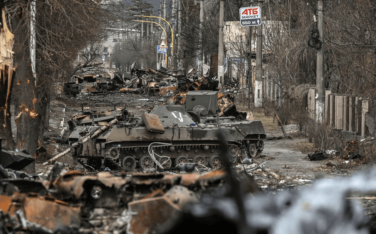 “Los tanques con la ‘Z’ se mueven dentro de territorios que controla (o busca controlar) Rusia y se cree que son utilizados por las fuerzas rusas”, señala la agencia AP.
<br>
<br>En la foto, vehículos blindados rusos destruidos en la ciudad de Bucha.
<br>