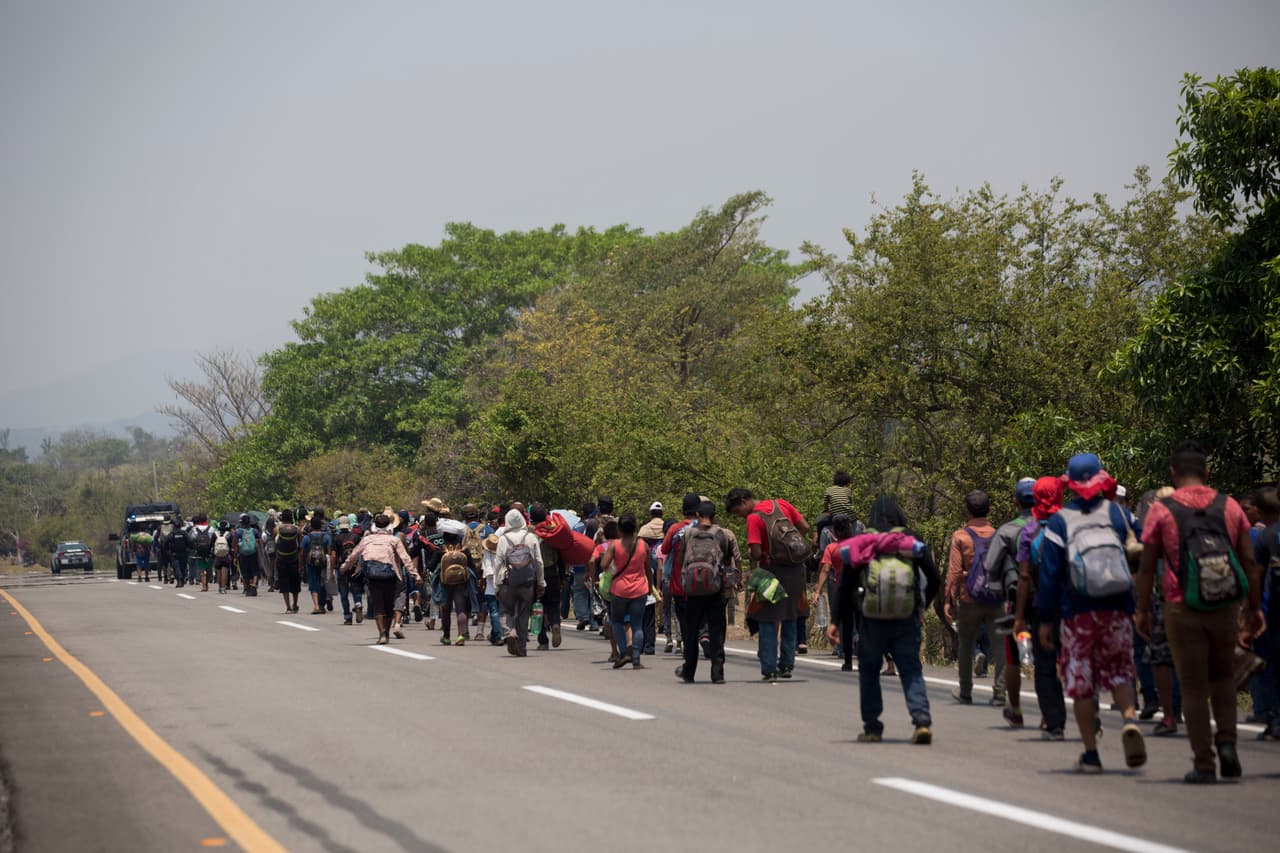 Migrantes centroamericanos viajan en una caravana hacia Estados Unidos custodiados por autos de la policía en Tonala, estado de Chiapas, este domingo 21 de abril. 
<b>Jesús Salvador Quintana, un alto funcionario de la Comisión Nacional de Derechos Humanos, dijo que en Mapastepec vieron una disminución en la asistencia del público.</b>
<br>
<br>
<br>