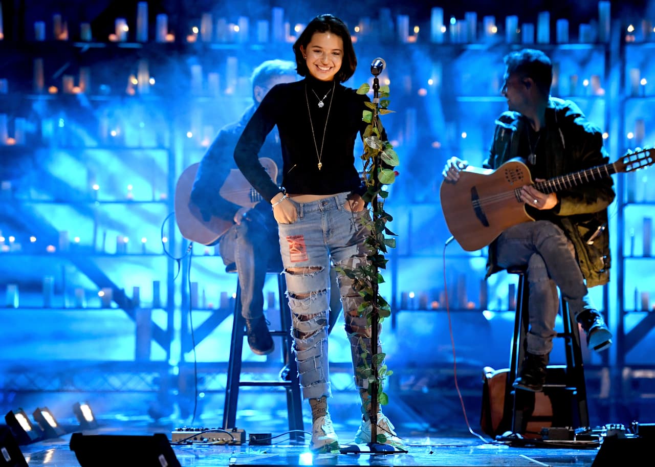 "Es parte de su carrera y de su vida, nada más", dijo, "
<b><a href="https://www.univision.com/famosos/las-primeras-imagenes-de-angela-aguilar-rindiendole-homenaje-a-selena-quintanilla-con-bidi-bidi-bom-bom-video" target="_blank">este es un pequeño escaloncito</a></b> de la escalera tan grande que, espero, Dios le permita vivir".
<br>