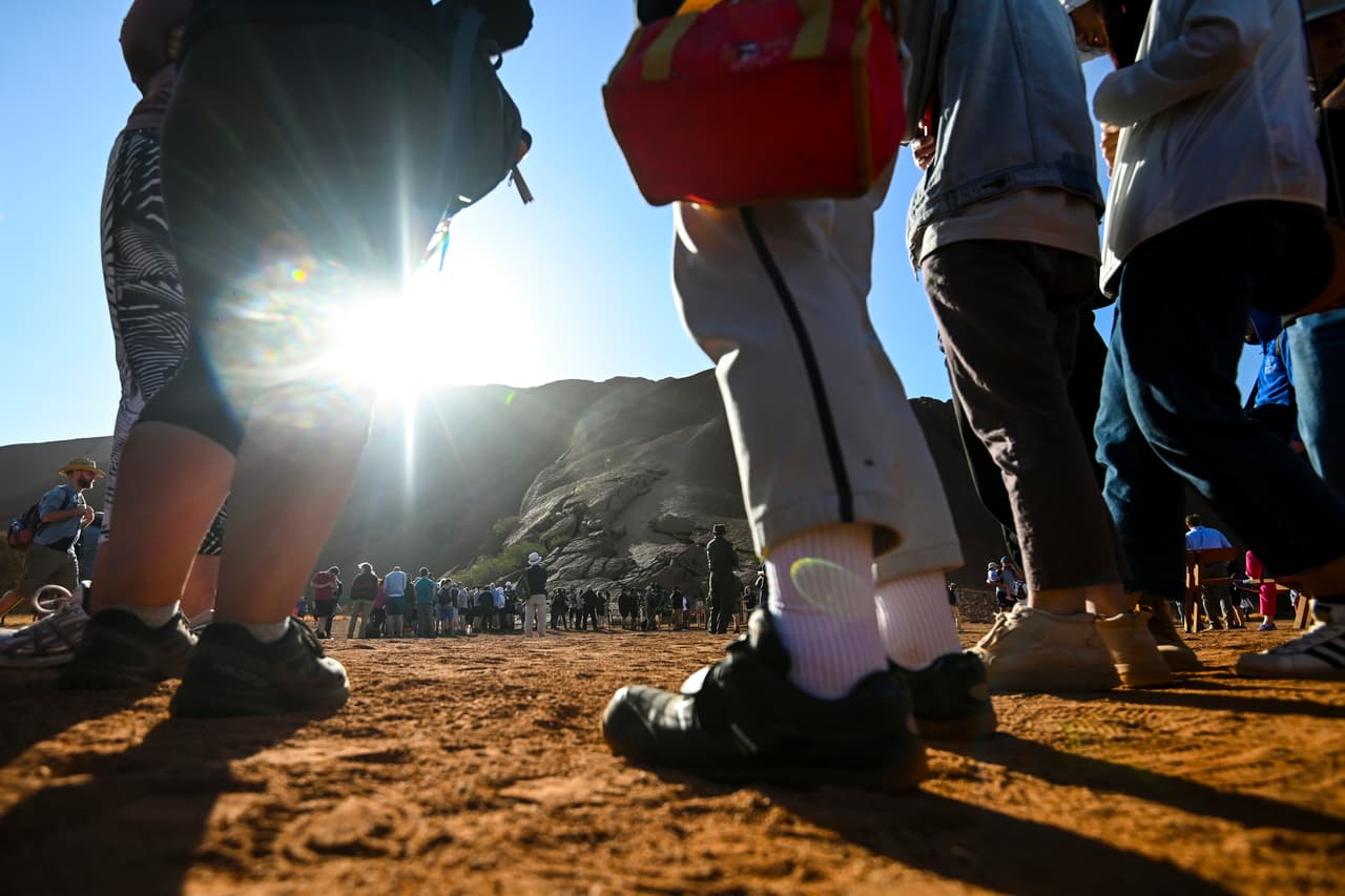 La prohibición de escalar Uluru se tomó en 2017 en reconocimiento a los deseos del pueblo indígena Pitjantjatjara Anangu, que el 26 de octubre de 1985 recuperó la propiedad tradicional de las tierras donde habitan desde hace 30,000 años.