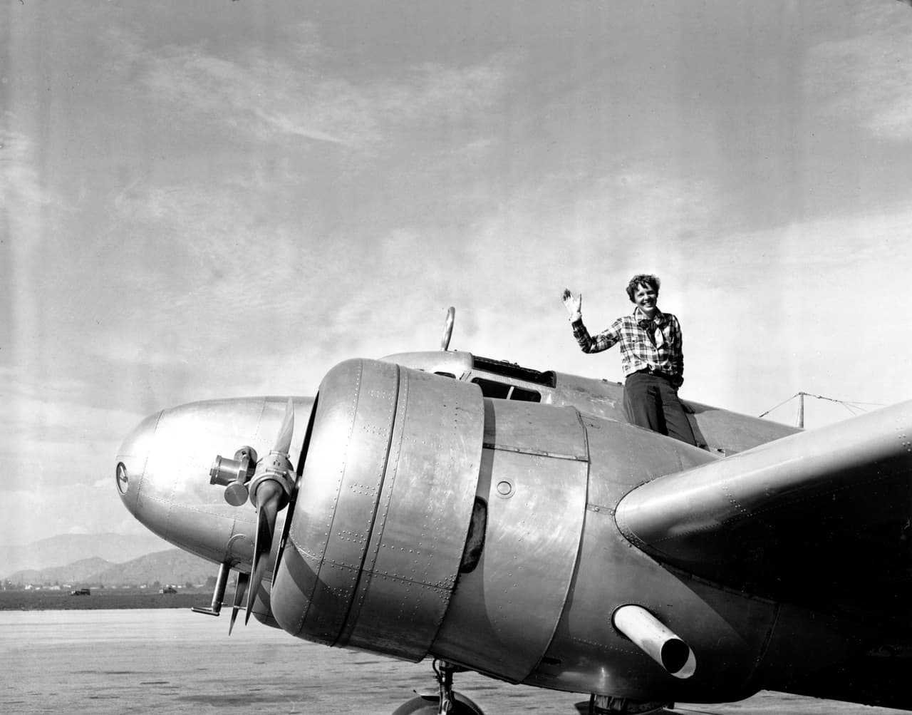 Para continuar con su viaje, la siguiente la iniciaron partiendo del aeropuerto de Lae, en Nueva Guinea hacia Howland, una pequeña isla en medio del Océano Pacífico, el 2 de julio de 1937. Fue la última vez que Earhart y Noonan tuvieron comunicación con un barco cercano de la Guardia Costera.