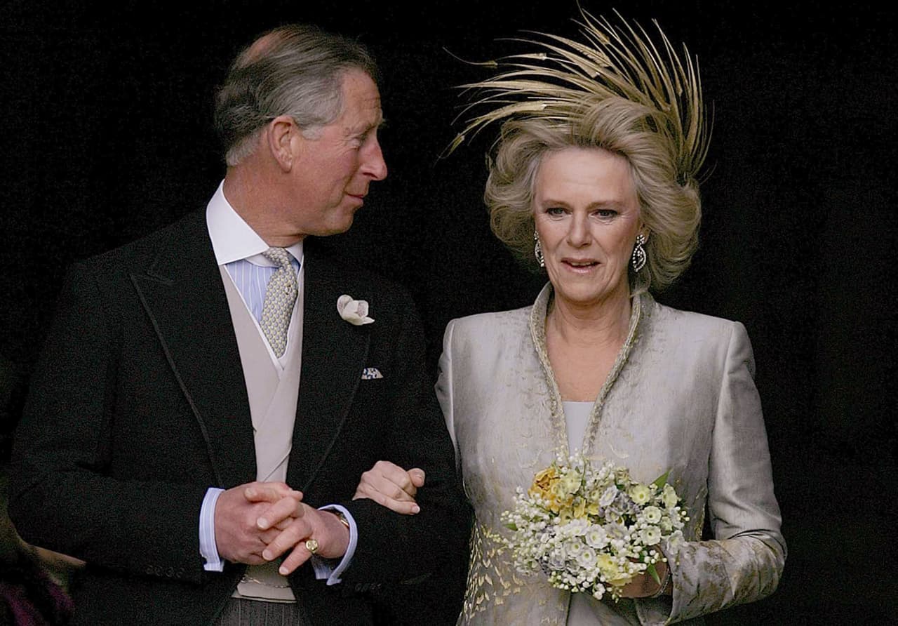 Cuando 
<b><a href="https://www.univision.com/famosos/el-principe-carlos-y-camilla-parker-cumplen-15-anos-de-casados-pero-su-amor-prohibido-comenzo-mucho-antes-fotos" target="_blank">Camilla Parker Bowles contrajo nupcias por la vía civil</a></b> con el príncipe Carlos, la reina no asistió (pero sí lo hizo en la boda religiosa) argumentando que su hijo mayor quiso una ceremonia "discreta". Algunos interpretaron su ausencia como señal de que el palacio no veía bien que la nueva esposa del heredero al trono fuera divorciada. Pero en la boda de Meghan Markle y su pelirrojo nieto fue lo contrario y, además, la reina fue testigo de una mezcla entre tradiciones de la cultura afroamericana y la realeza: el matrimonio fue bendecido por el obispo Michael Curry, de raza negra, y hubo un coro de música góspel. Ciertos expertos en realeza atribuyeron este mensaje de diversidad y apertura como un símbolo de cambio dentro de la corona impulsado por la exactriz estadounidense.