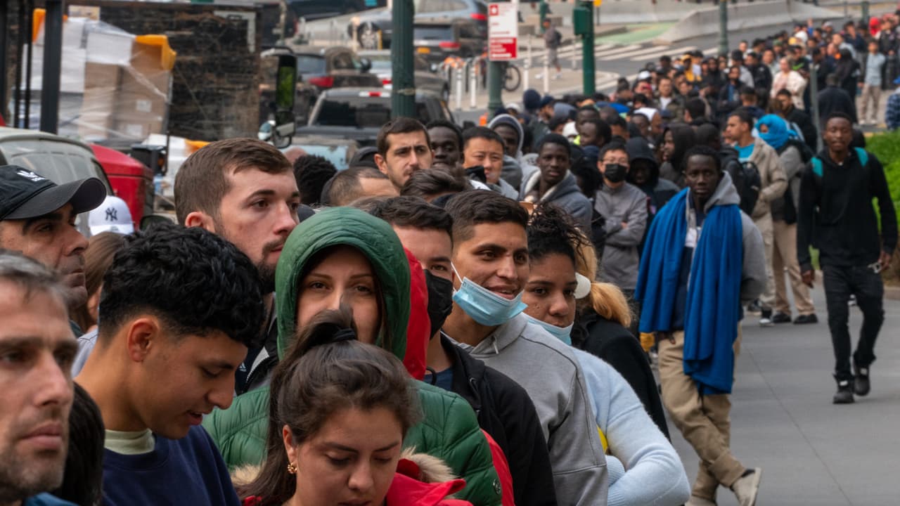 Los inmigrantes que llegaron recientemente a Nueva York cuentan con organizaciones que los pueden ayudar a 
<b>obtener apoyos, comida, asesoría legal o capacitación para el trabajo</b>. 
<a href="https://www.univision.com/local/nueva-york-wxtv/ayuda-disponible-inmigrante-llegados-nueva-york" target="_blank">Haz clic aquí</a> para consultar la lista de ayudas.