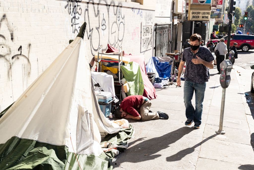 En su ponencia ante la Corte Suprema, la ciudad de San Francisco afirma que no puede hacer cumplir las regulaciones para acampar, porque le falta espacio para refugio. Tener lo que necesita su población sin techo, costaría, según sus estimados, 1,500 millones de dólares.
