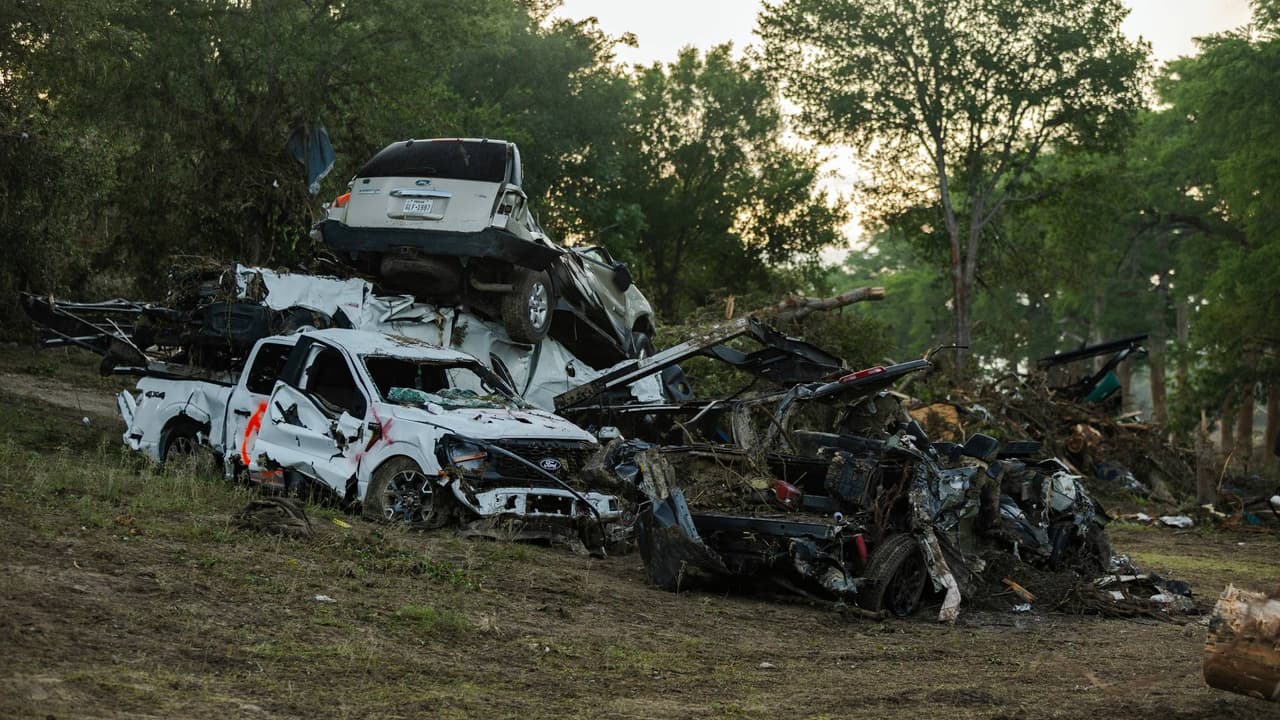 Casas destruidas y autos convertidos en chatarra: imágenes de las devastadoras inundaciones en Texas