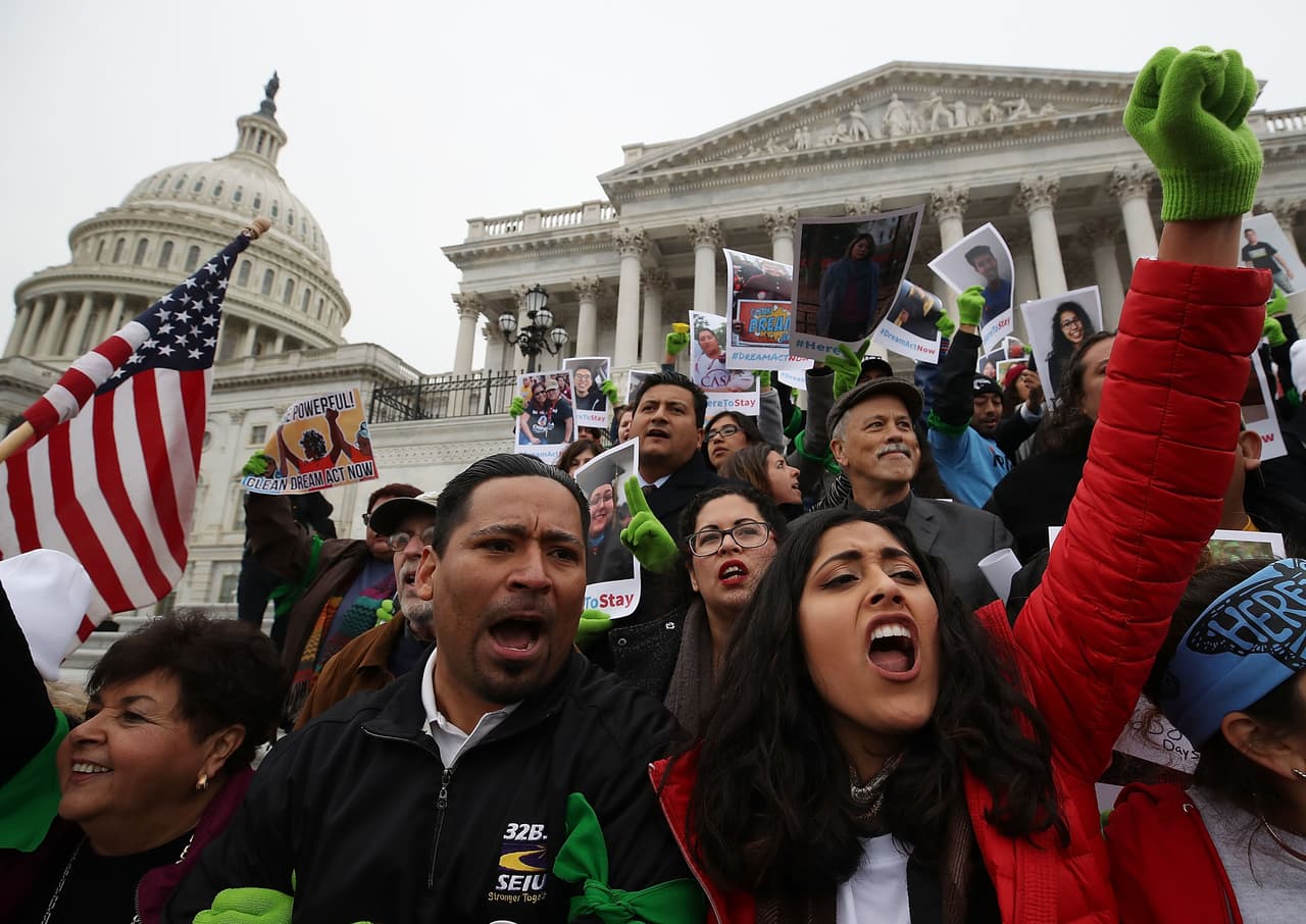 Qué se sabe del estricto plan migratorio que barajan demócratas y republicanos del Senado en los debates sobre el presupuesto de 2024