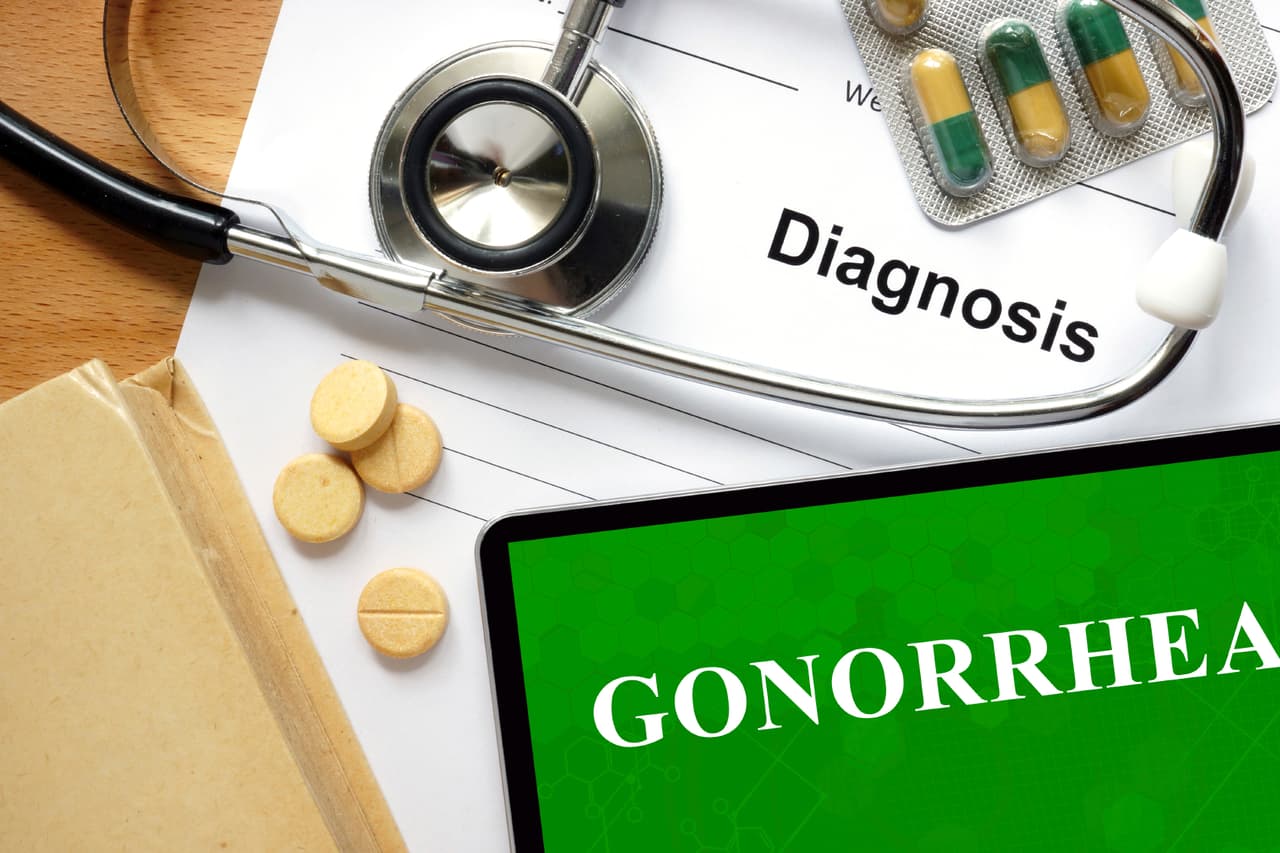 Entre las más comunes están “la 
<b>gonorrea y clamidia,</b> principalmente las personas que tienen esas infecciones, desarrollan flujo anormal, dolor pélvico, en etapas más severas, fiebre, escalofríos”.
