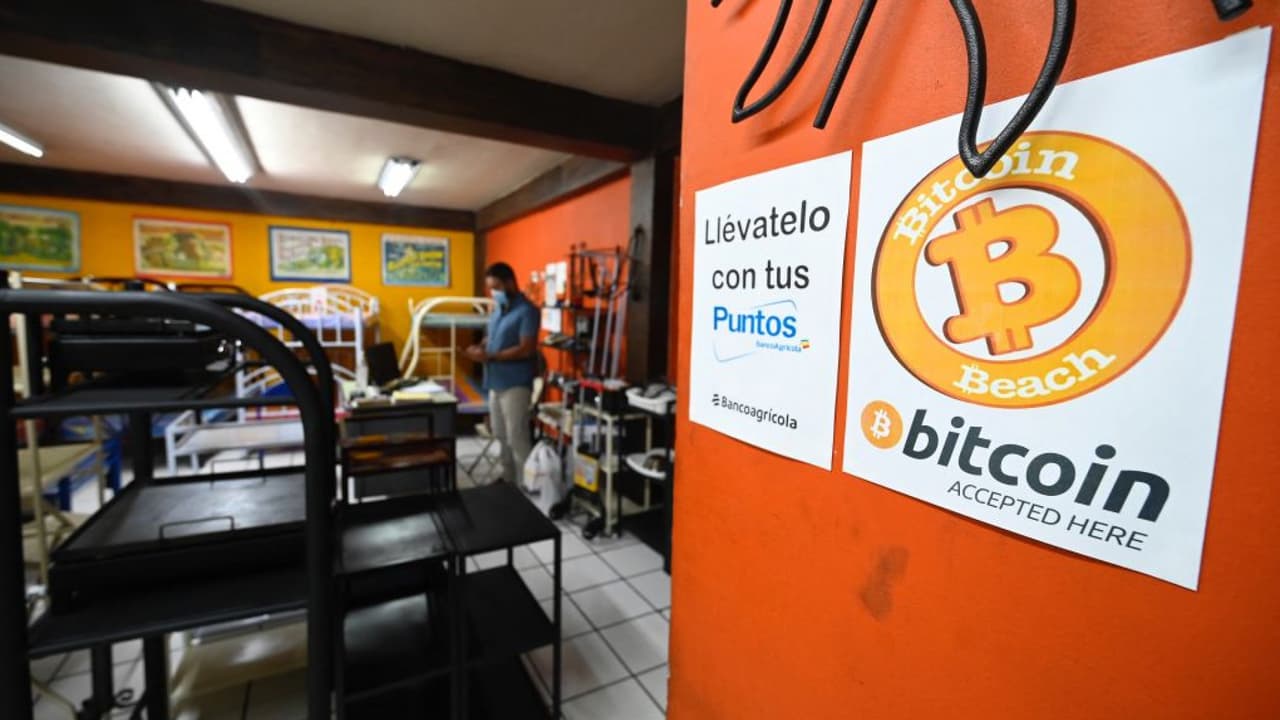 <b>En video:</b> De acuerdo con el presidente Bukele, lo que se busca con el bitcoin es atraer divisas, dinamizar la economía y conectar al país con el mundo. "Esta ley está hecha para generar empleo", dijo el mandatario. Sin embargo, en la nación centroamericana las opiniones están divididas. "Va a generar más pobreza", aseguró el sindicalista Stanley Quinteros. El gobierno depositará 30 dólares en bitcoin a todos los que descarguen la aplicación.