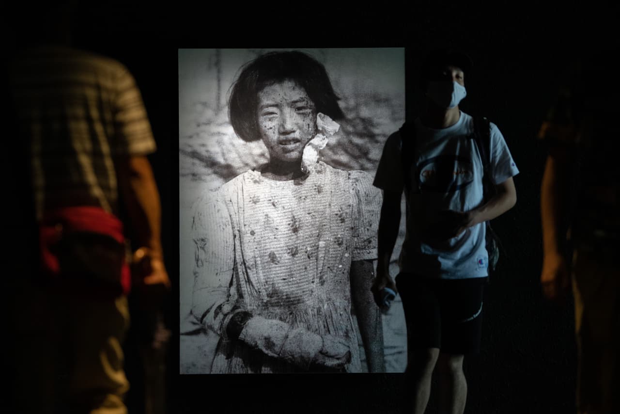 En el Museo Conmemorativo de la Paz de Hiroshima, los visitantes pasan junto a una fotografía de Yukiko Fujii, sobreviviente de la bomba atómica de 10 años, que tuvo dos hijos pero murió de 
<a href="https://www.univision.com/temas/horoscopos-cancer">cáncer</a> a la edad de 42 años.