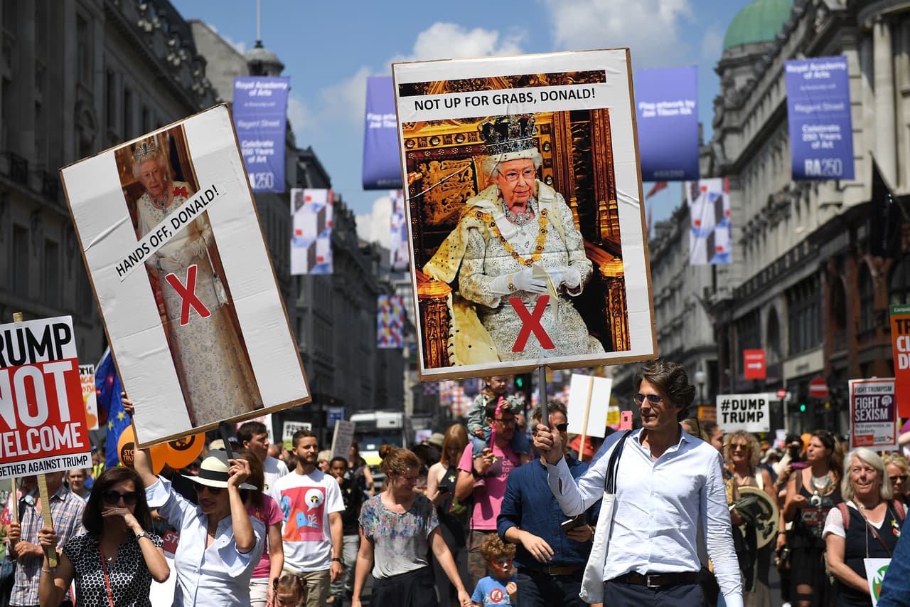 Sobre una fotografía de la reina: “No es para manosearla”, en referencia a la expresión “grabs your pussy” (manosear su vagina), dicha por el presidente Donald Trump y conocida por todos durante la campaña presidencial de 2016.