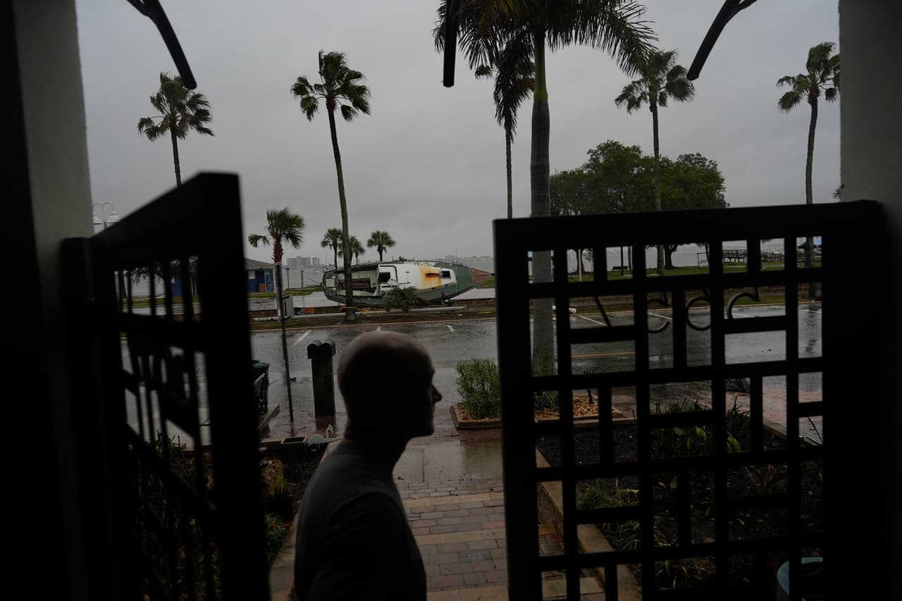 Un hombre en Tampa Bay, Florida, espera la llegada del huracán Milton.