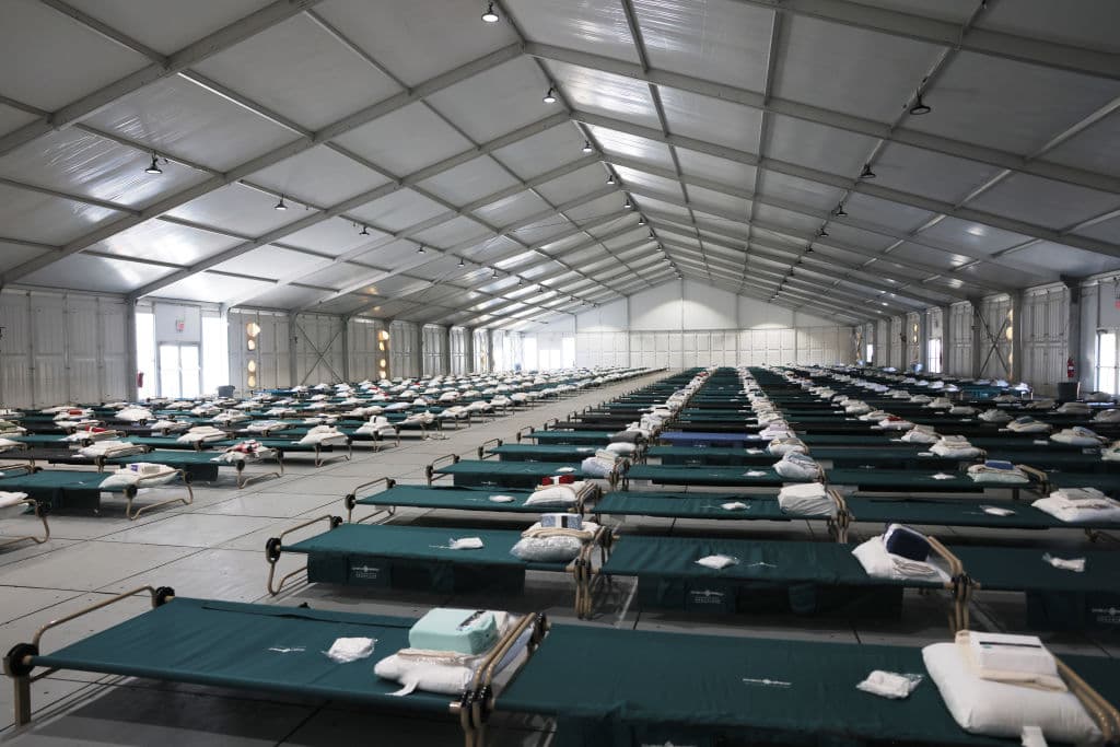 Además, en Nueva York se elimina la regla de albergue de 24 horas, por lo que algunos inmigrantes pasarán más de una noche sin cama asignada, indistintamente de las condiciones en las que llegan.