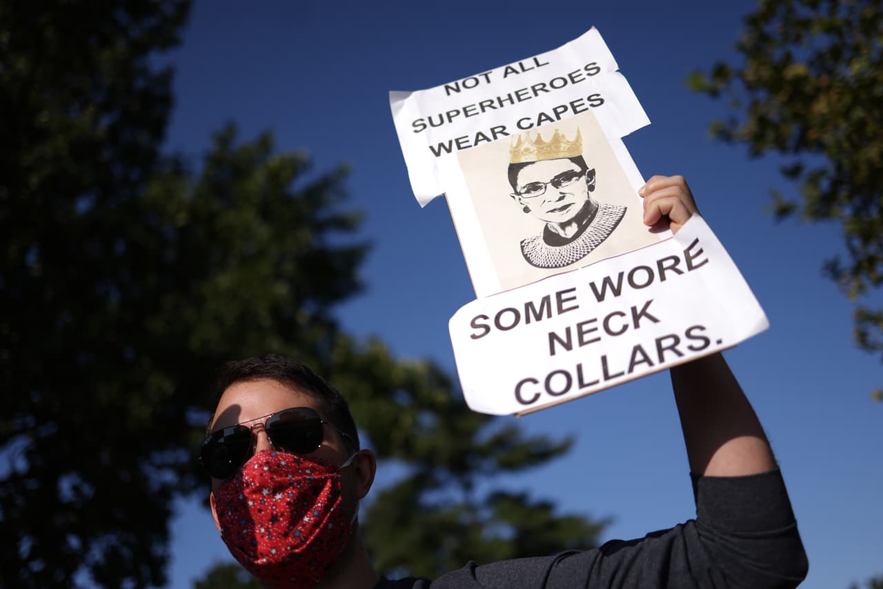 “No todos los super héroes usan capa, algunos utilizan collares’, se lee en un cartel que llevó un visitante a la Corte Suprema. Es una referencia a la icónica la vestimenta que acostumbraba a utilizar la magistrada. 
<br>