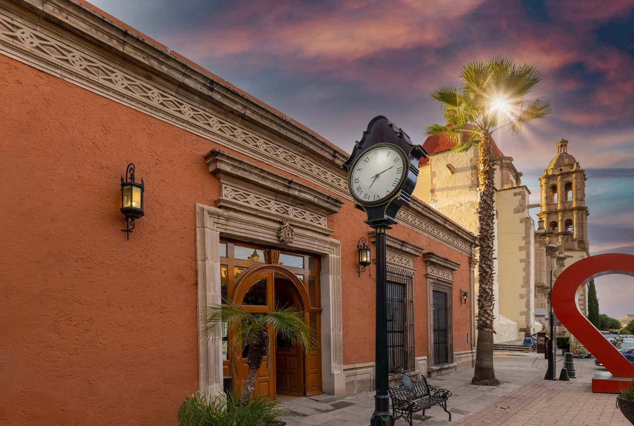 <h2 class="cms-H2-H2">Durango (nivel 3)</h2>
<br>
<br>Estados Unidos pide reconsiderar los viajes a Durango debido a las actividades criminales en la zona, que considera “comunes” en algunas partes del estado, particularmente al oeste y sur de la carretera federal 45, 
<a href="https://www.univision.com/el-chapo/el-triangulo-dorado-la-zona-mas-disputada-por-el-narco-fotos#9bef7dfc0000">cercana a la región conocida como el “Triángulo Dorado”</a>.