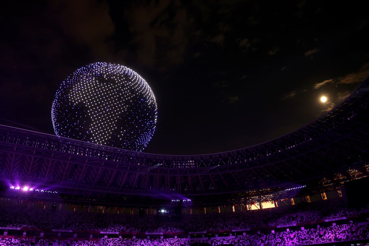 Los deportistas, que serán sometidos a diarios a controles anticovid, desfilaron con restricciones: mascarillas, sin poder saltar ni bailar, y abandonando el estadio sin poder quedarse hasta el final de la ceremonia.