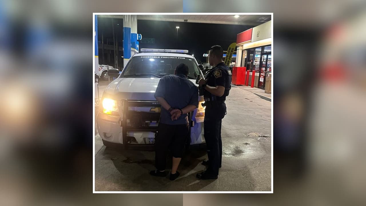 Arrestan al sospechoso de embestir el auto de su esposa tras una discusión familiar en el condado Harris