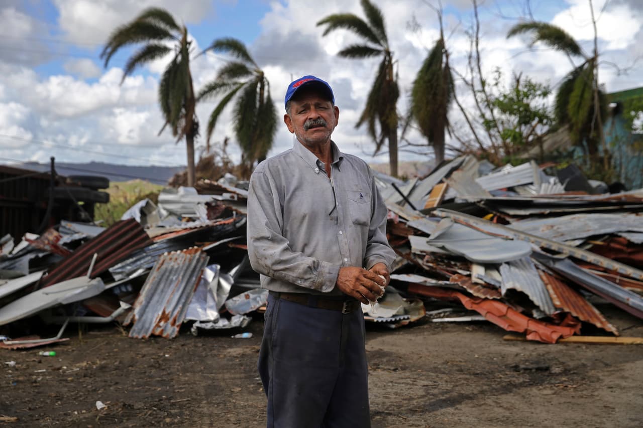Felix Davilla, quien trabaja en el basurero de Yabucoa, posa para un retrato delante de los escombros dejados por los residentes después del huracán María.