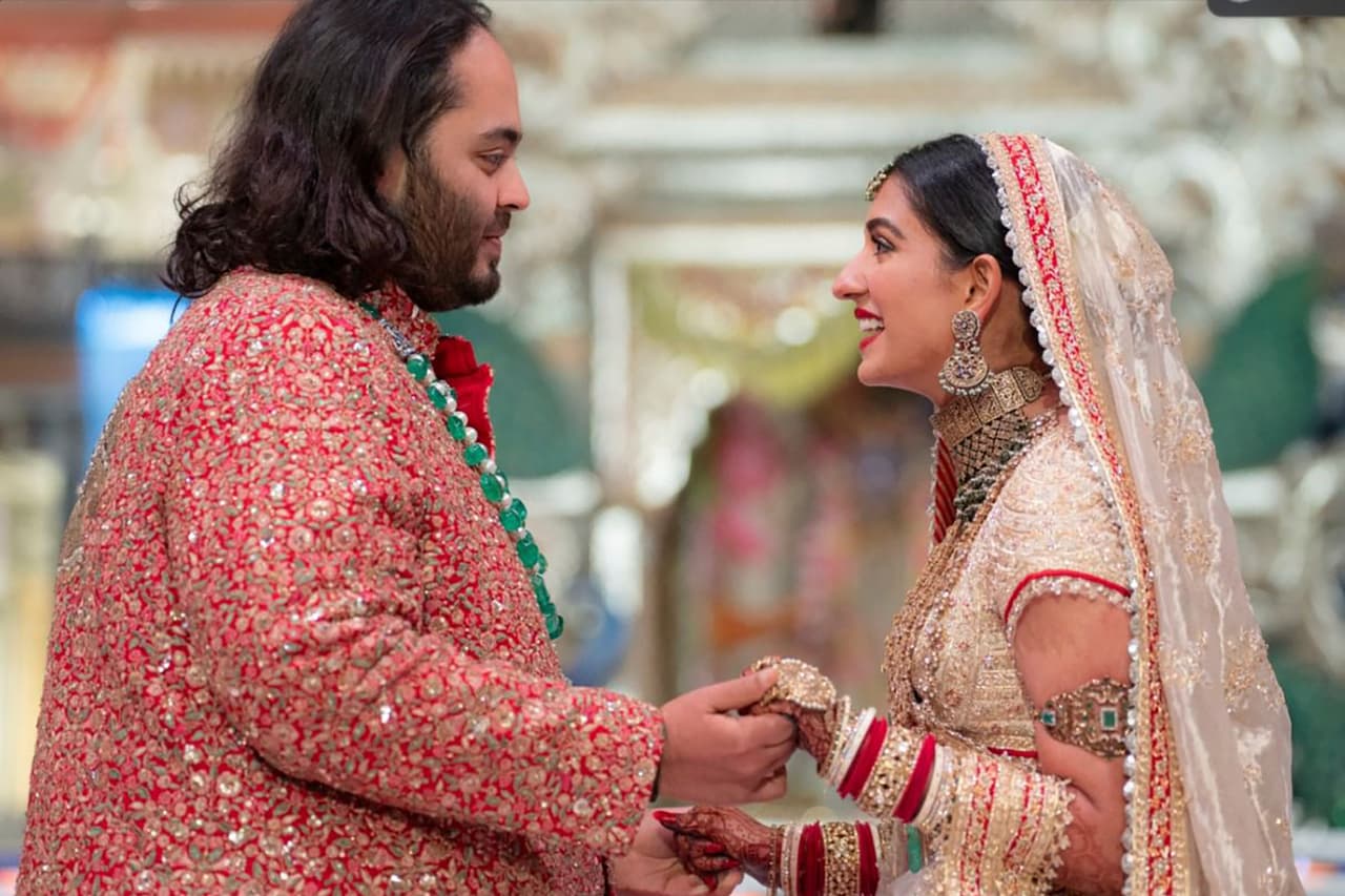 Anant Ambani, hijo del multimillonario Mukesh Ambani, en su matrimonio con Radhika Merchant, en el Jio World Convention Center, en Mumbai, India, el viernes 12 de julio de 2024. 
<br>
<br>El hijo menor de Mukesh Ambani, el hombre más rico de Asia, se casó con su novia el sábado por la mañana en lo que muchos denominaron la boda del año.