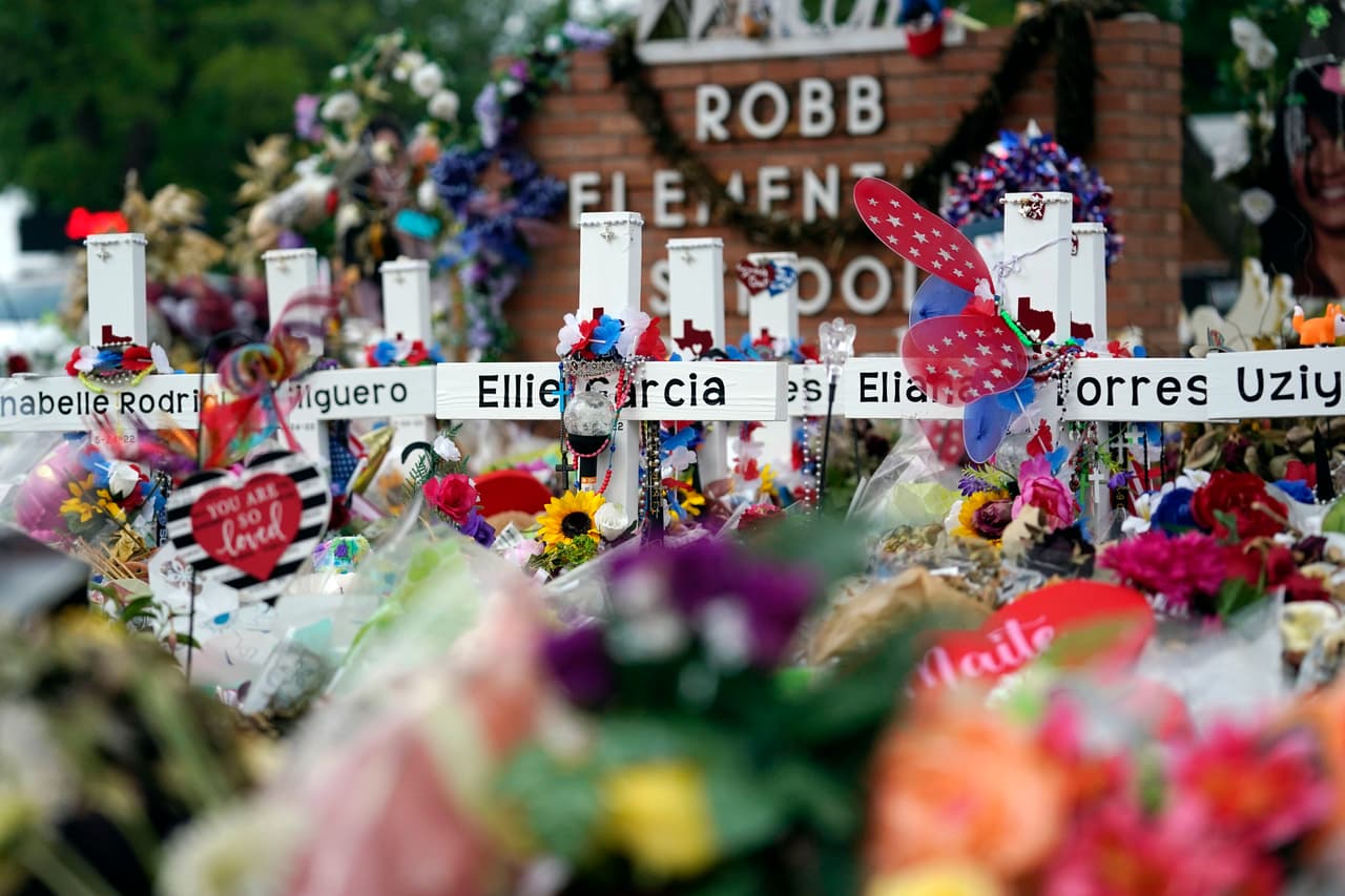El memorial frente a la primaria Robb de Uvalde, Texas, donde fue perpetrado el 24 de mayo de 2022 el peor tiroteo en una escuela en EEUU en casi una década.