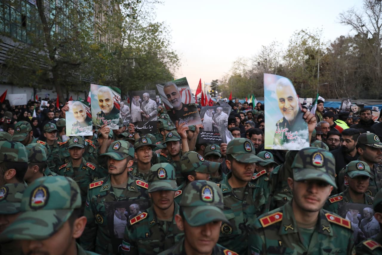 <b>Puesto 14. Irán</b>. Con una población de más de 83,024,745 habitantes, 873,000 militares, entre activos y reservistas. Cuenta con 509 aeronaves, 1,634 tanques, 398 buques (34 submarinos) y tiene un 
<i>Powerindex</i> de 0.2606 puntos. Las reservas nucleares de cada país no se tienen en cuenta en el índice, pero las potencias nucleares reconocidas reciben una bonificación.
