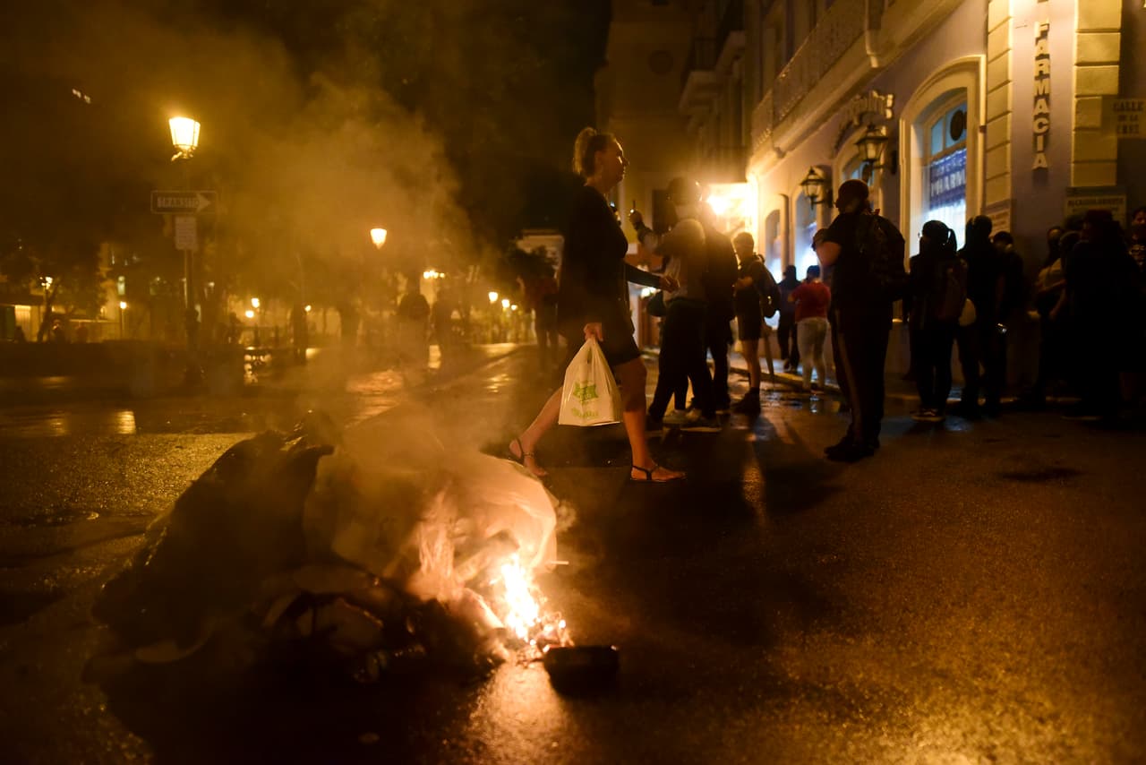 El inicio de las manifestaciones ocurrió el lunes luego de que se revela la existencia de un almacén lleno de suministros en Ponce, en medio de la emergencia que se vive por los terremotos que han sacudido al sur de la Isla. 
<br>