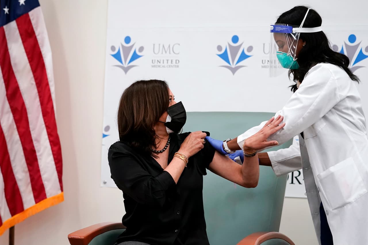 Después de recibir la vacuna, Biden tranquilizó a los estadounidenses sobre la seguridad del procedimiento y los instó a vacunarse tan pronto como las inyecciones estuvieran disponibles.
<br>