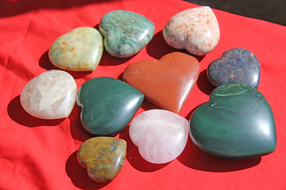 Todas estas piedras las puedes portar en joyería, pero las podemos encontrar también sueltas, para llevarlas en una cajita en nuestro bolso, bolsillo o como deseemos.