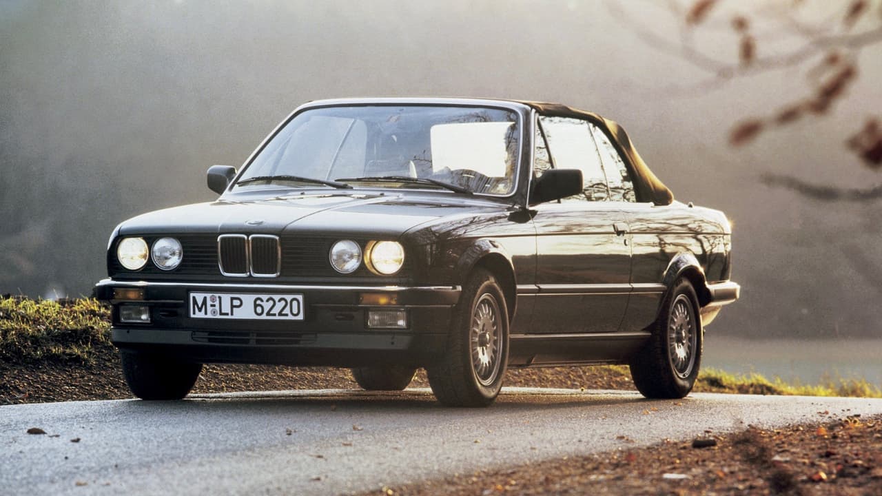 <h3 class="cms-h3-H3">13. BMW Serie-3</h3>
<br>
<br>El popular compacto de BMW fue un éxito desde el primer día convirtiéndose en un verdadero fenómeno de ventas, siendo el único auto de lujo en esta lista con más de 14 millones de unidades vendidas. El Serie-3 ha sido producido durante 43 años por seis generaciones. En la última generación BMW separó la línea creando la denominación Serie-4 para los coupes y convertibles, y reservando el ya histórico nombre Serie-3 para los sedanes.
<br>
<br>
<b>Año de estreno</b>: 1975.
<br>
<b>Año de salida</b>: Aún es producido.