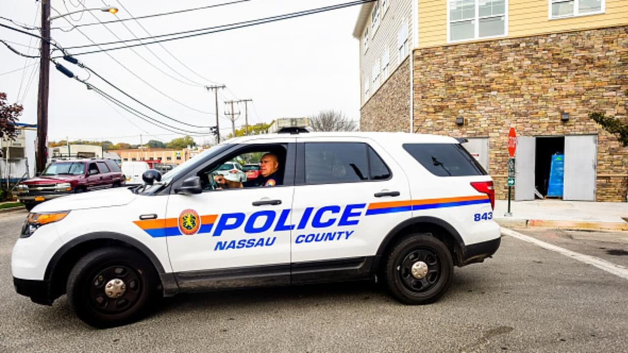 Roban auto en Long Island con una mujer a bordo; iba durmiendo en el asiento trasero