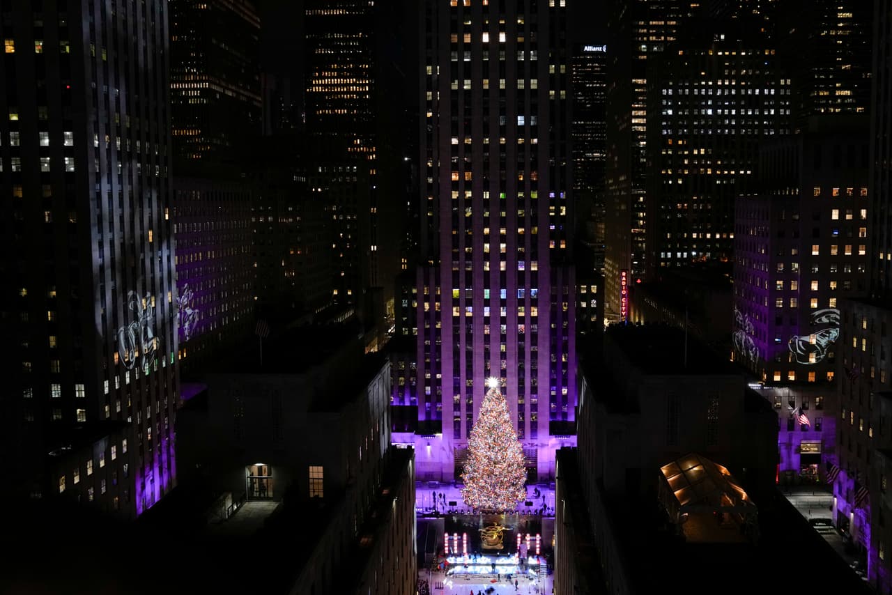 El árbol está decorado con más de 
<b>50,000 luces LED multicolores de bajo consumo.</b>