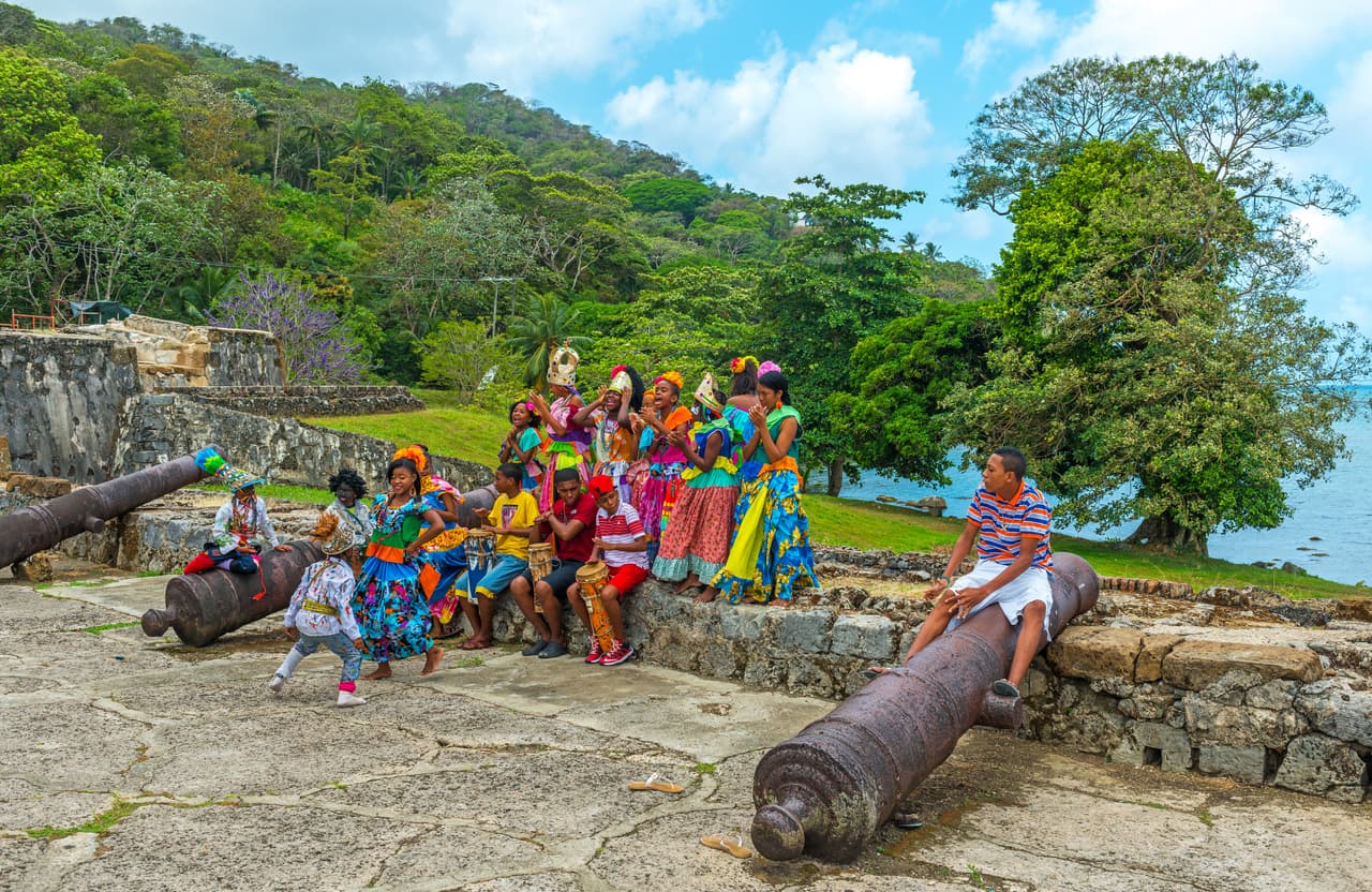 <b>Puesto 1. Panamá</b>
<br>
<br>El primero en la lista tuvo buenas evaluaciones en todas las categorías y recibió la mejor puntuación en las variables ‘’visado y residencia (100 puntos), ‘beneficios’ (96 puntos) y ‘oportunidad de negocios’ (84 puntos).
<br>
<br>Esta categoría analiza la posibilidad que tienen los jubilados de invertir en la nación a la que decidieron mudarse, para mantenerse activos y generar ganancias. Se examina el apoyo a pequeñas empresas y la solidez de la economía, entre otros factores.
<br>