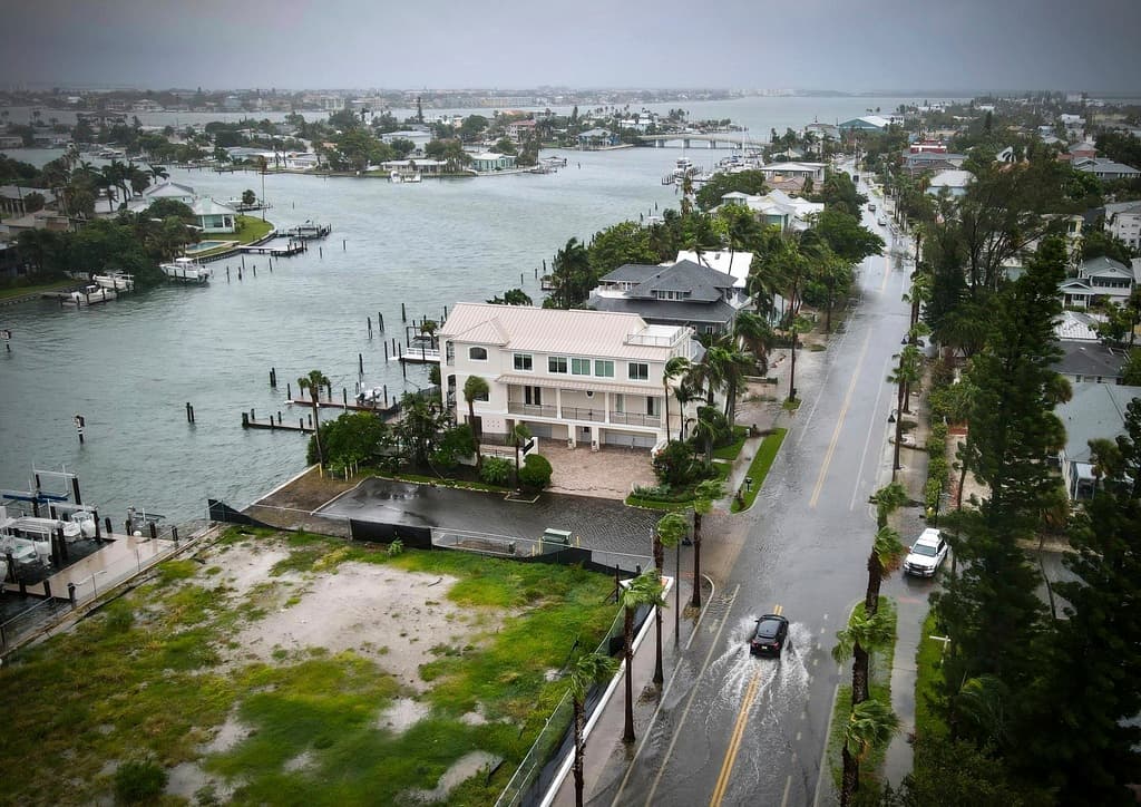 En 
<b>Tampa Bay</b>, desde el domingo la marejada ciclónica provocaba 
<b>inundaciones costeras</b>.