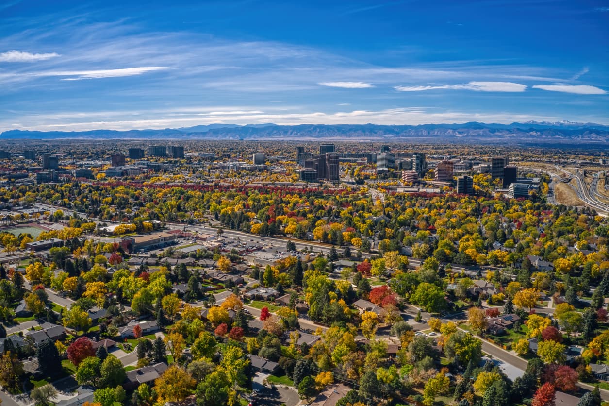 <b>Puesto 34 de las ciudades donde el salario rinde más | Aurora, Colorado</b>
<br>
<br>🔘 El ingreso promedio anual de un hogar en esa ciudad es de $67,723.
<br>🔘 Los cheques que recibe un hogar quincenalmente ascienden a $2,605.
<br>🔘 El monto de cubrir las necesidades básicas es de $1,452.
<br>🔘 Por ello, sobran $1,152 de cada cheque.