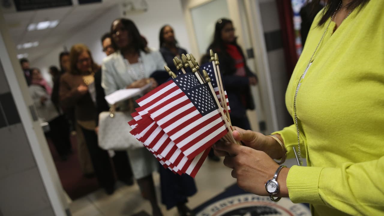 Administración Trump estudia revocar ciudadanía a naturalizados que hayan cometido ciertos delitos