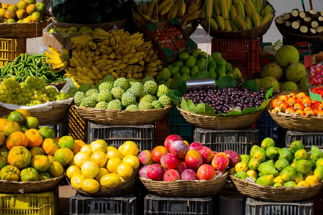 <b>La fruta siempre entera o cortada en piezas, pero nunca en jugos. </b>El jugo de fruta es puro azúcar que sin la fibra de la pulpa pasará directamente al torrente sanguíneo activando los mecanismos que conducen a la obesidad. El gran malentendido es creer que los jugos equivalen a la fruta.