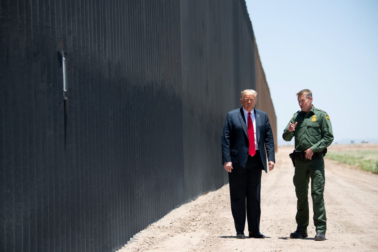 Trump tenía programado luego dar un discurso ante un grupo de jóvenes republicanos en una iglesia en Phoenix, donde los organizadores han dicho que esperan a miles de asistentes.