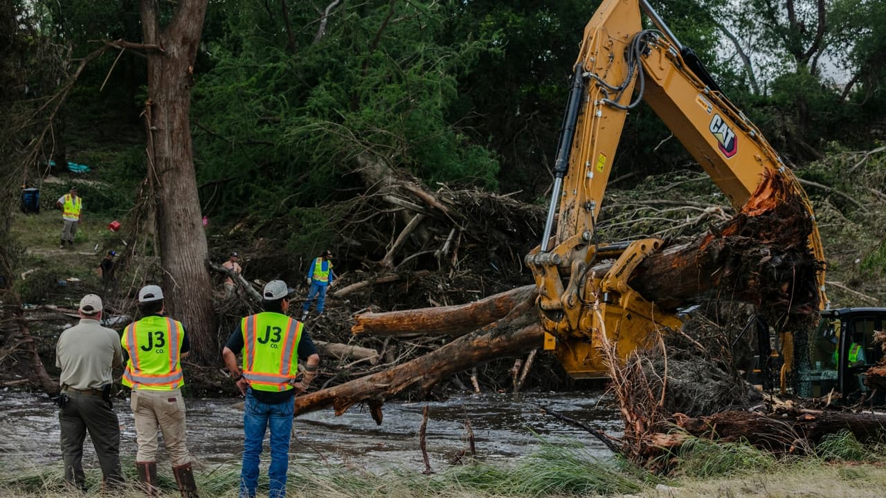 La llamada al 911 de un bombero voluntario alertando de la crecida del río Guadalupe, en Texas