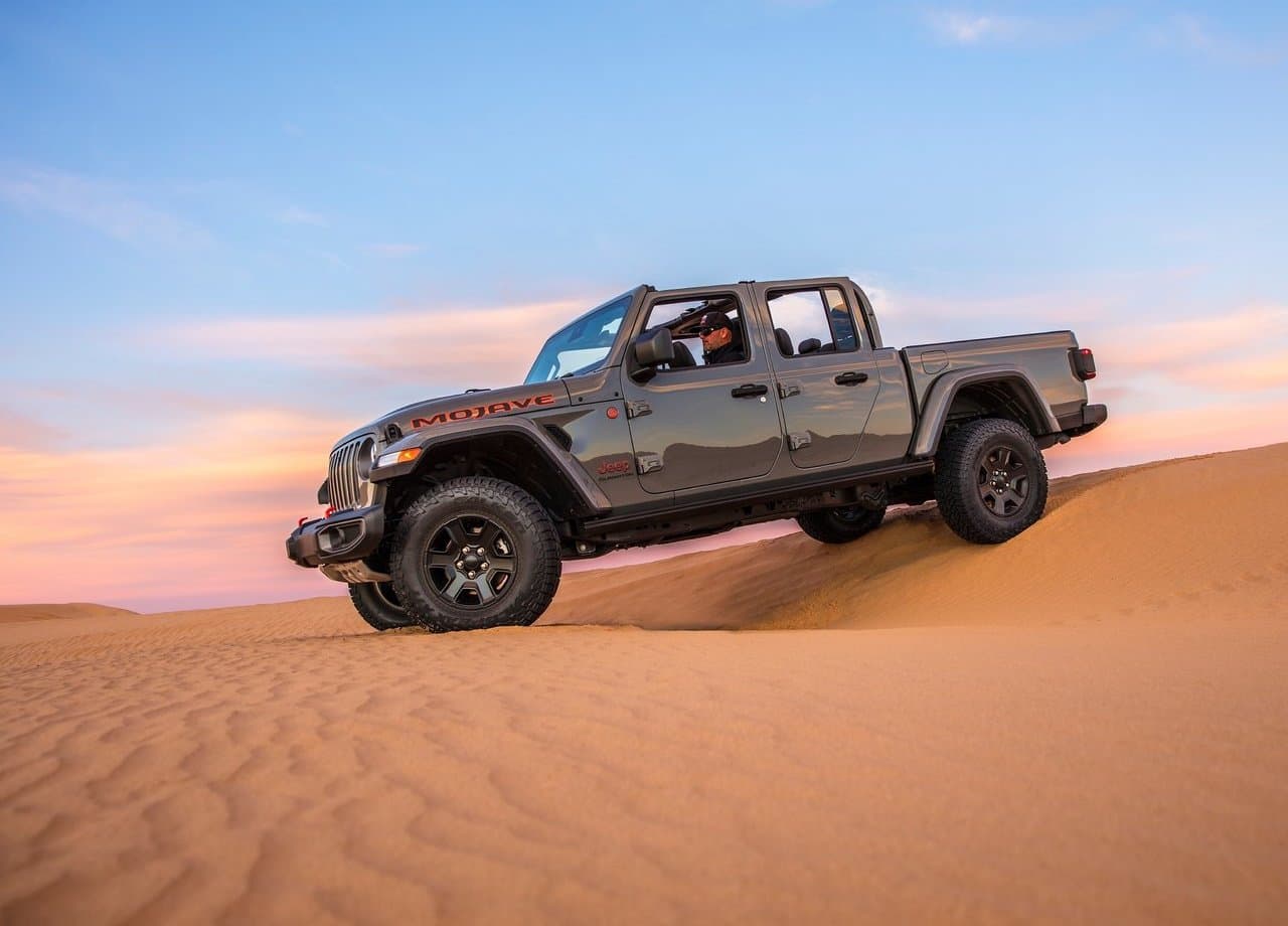 Otra de las novedades en la Gladiator Mojave es el modo de conducción ‘Off-Road Plus’ que ajusta la respuesta del acelerador, la caja de cambios y el control de tracción tanto para superar con mayor seguridad los terrenos rocosos, como para poder atravesar a altas velocidades sobre las zonas arenosas.