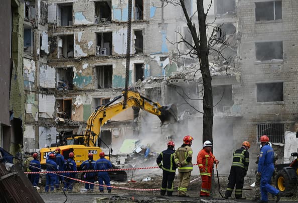 Rescatistas limpian los escombros de un edificio residencial en Kiev atacado por un misil ruso, que dejó al menos 10 personas muertas el pasado 24 de junio.