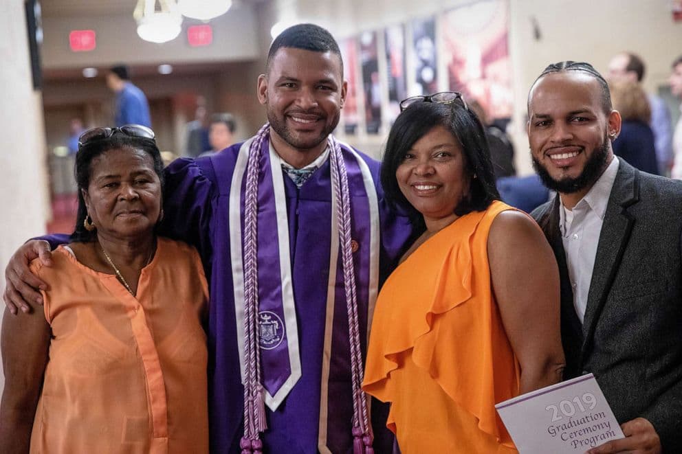 Este dominicano se graduó de enfermero de la universidad donde trabajaba limpiando baños
